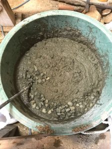 セメント・砂・水でできたモルタルに砕石を入れて混ぜる