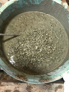 セメント・砂・水でできたモルタルに砕石を入れ、小さな砕石も入れて混ぜる