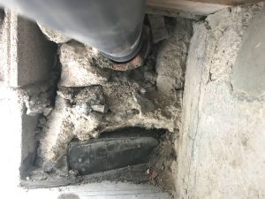 排水管下の穴がコンクリートで埋まった