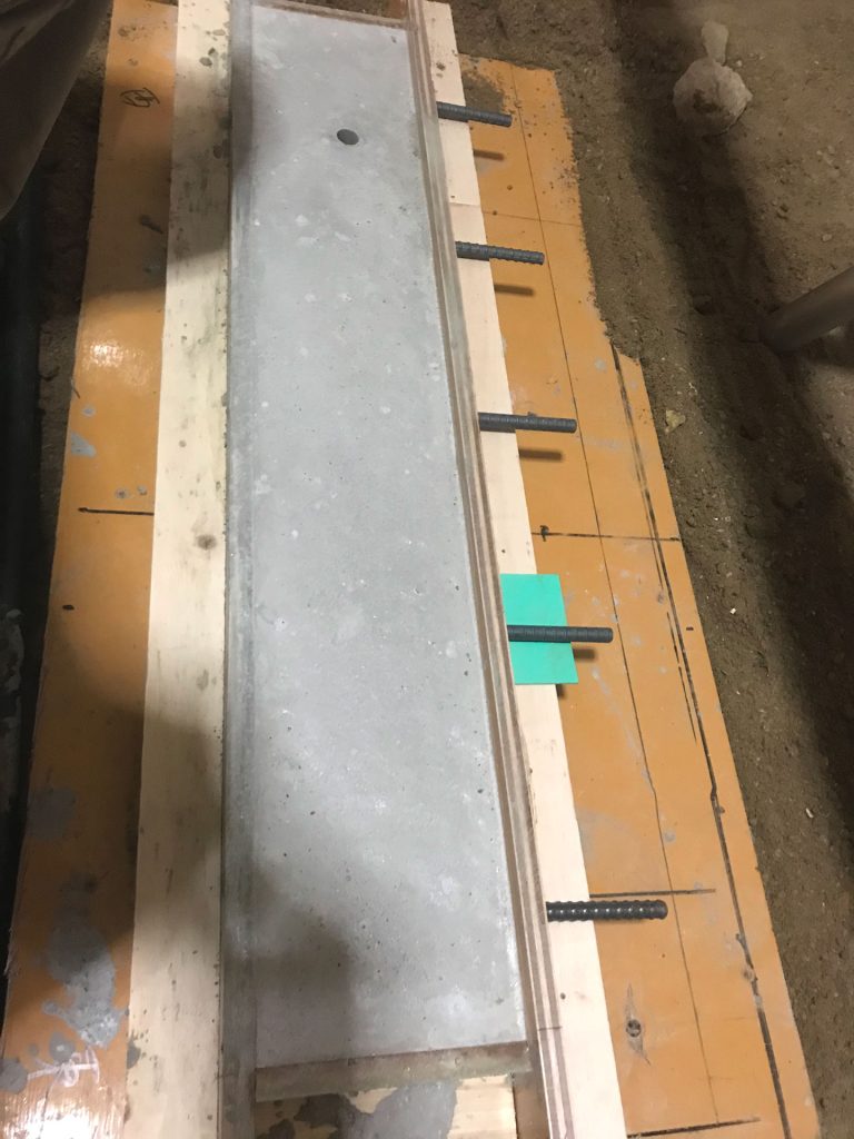 型枠に入った自作コンクリート平板
