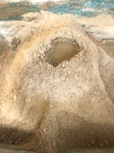 混ぜたセメントと砂を山形に盛って穴を空け中心に水を注ぐ