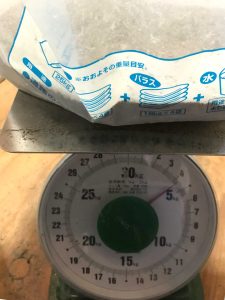 コンクリート材料の重量を測定