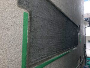 1回目を塗った4日後の外壁モルタル