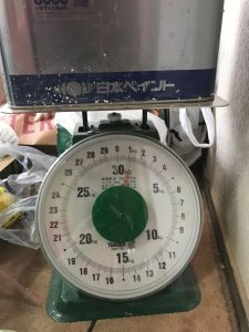 塗装下地パーフェクトフィーラーを計量器で測る