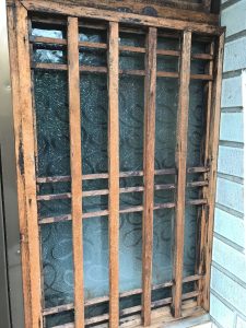 高圧洗浄機を掛けて塗装が剥げてしまった玄関の嵌め殺し窓の木製枠