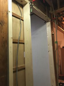 新しい扉枠と間柱を取付中