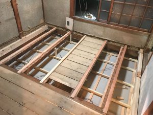 1階の部屋上の既存根太に新規根太を抱かせて45x90mmのベイマツで補強中