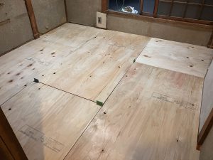 2階4畳半部屋　床下地、桧合板千鳥貼りにて加工完了