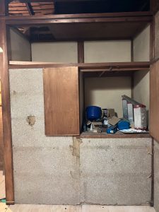 部屋から見た押入と階段上収納