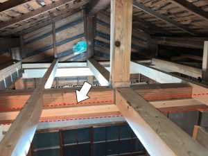 断熱と小屋裏床の根太として一部を切り欠いて設置したKD桧材45x90mm角に　根太掛け設置