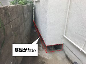 建築当初から基礎がないキッチン下を外から見た写真