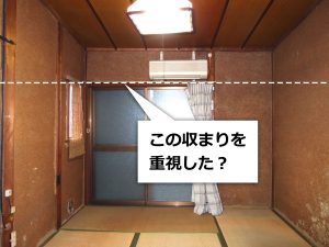 土壁真壁柱表しの部屋の奥にあるサッシ高とフィックス窓の高さが合っている事を示す写真