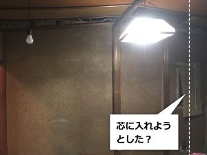 土壁真壁柱表しの部屋の1間の中心に入った後付けされたフィックス窓