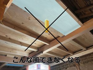 小屋裏床下地に断熱材スタイロフォーム(スタイロエース)を入れて吊木を挿す写真とイラスト合成