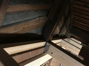 桁上に小屋裏床を作るための床下地