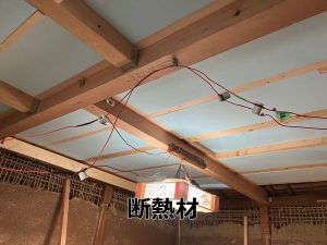 天井を解体して小屋裏屋根に梁を渡し、大引、根太を付けスタイロフォーム(スタイロエース2)を敷いた2階居室