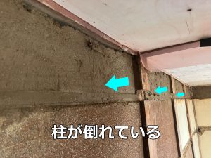 柱が倒れている旨をテキストを挿入した2階廊下写真見てで説明