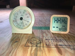 小屋裏床へ設置されているアナログ温湿度計(針は温度50〜51℃を湿度(36〜37%を指す)とデジタル温湿度計(温度エラー表示HHH、湿度エラー表示--)