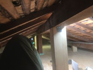 天井裏に造作した桁上断熱層上の小屋裏床へ人が上がった状態