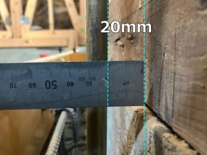 基礎布基礎からホールダウンアンカーを 20mm離して設置した事を鉄定規で測定