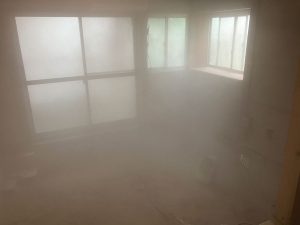 既存無筋布基礎表面をダイヤモンドカッターで削って煙だらけになった部屋