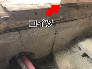 既存の亀裂の入ったブロック基礎と土台及び新しく立てた柱