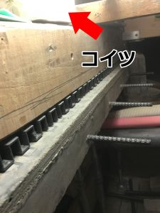 既存ブロック基礎を鉄筋入り基礎へ置換するため鉄筋入りの平板を鋼製束で立てた状態