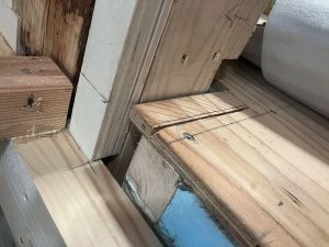 床根太と添え柱の根元にある捨て張り合板へ切り込みを入れる