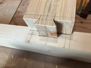 45x105mmの大入れ蟻掛けメス口と大入れ蟻掛け105角オス口を掘り接合