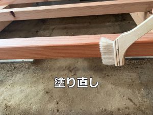防腐・防蟻剤未散布箇所があったリビング床根太へ刷毛で薬剤塗布