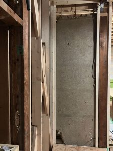 土壁の袖壁へ下地を組むため4方枠造作中