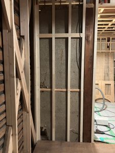 土壁へ入れた間柱へ直行する裏へ補強ありの胴つなぎを910mmピッチで入れていく