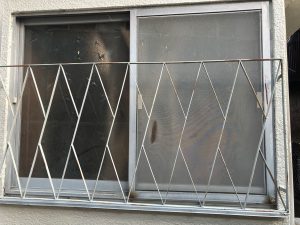 外から見た既存の格子付きの古いアルミサッシ