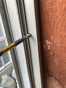 サッシ枠に留まっている木ネジを外す
