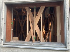 モルタル壁に埋まっているサッシ枠の位置にダイヤモンドカッターで切り込みを入れた