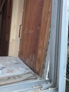 アルミサッシ枠が外れた出窓