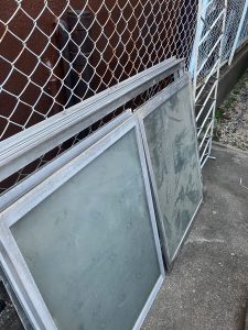 出窓から撤去したアルミサッシと鉄格子