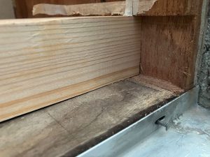 既存窓枠へ欠き込みができたので新規窓台をはめ込む(入れる)