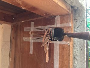 新しくまぐさを入れるため既存窓枠へノミで欠き込み中