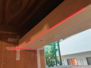 既存出窓枠へ水平に入った新規まぐさ 水平レーザーで確認中