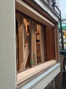 既存出窓枠へ新しく入った窓台とまぐさ
