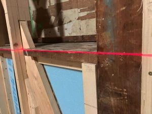 出窓の天板の傾きを水平レーザーを照射して確認
