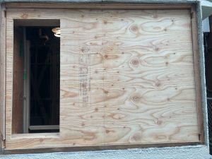 窓の入る部分を開口した窓枠に合わせて加工した12mm厚構造用合板