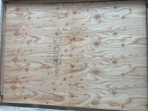 出窓枠の寸法で切り出した12mm厚構造用合板を入れてみる