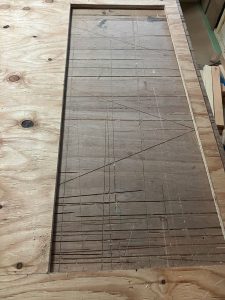 出窓枠の寸法で切り出した12mm厚構造用合板の窓が入る部分を開口