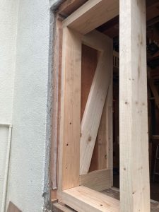 出窓の下端部を上根元から引っ張り耐荷重対策する(左)