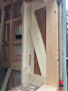 出窓の下端部を上根元から引っ張り耐荷重対策する(右)