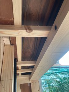 出窓の庇屋根補強で天井下地組み耐荷重アップ