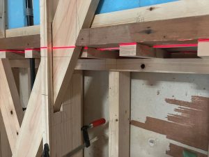 出窓耐荷重アップに伴う天井補強による天井下地の水平をレーザーを照射して確認