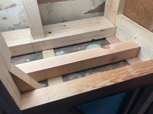 出窓天板の補強および床根太作成